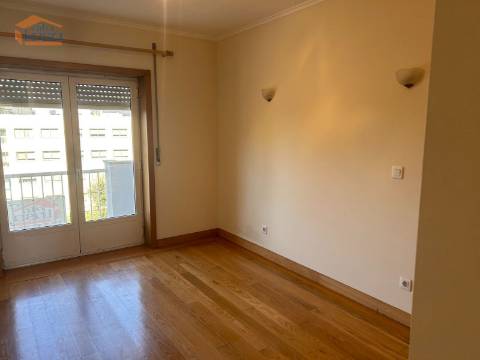 Apartamento T2 Suite Edifício Alamo ao Hospital São João lugar de garagem e arrumos