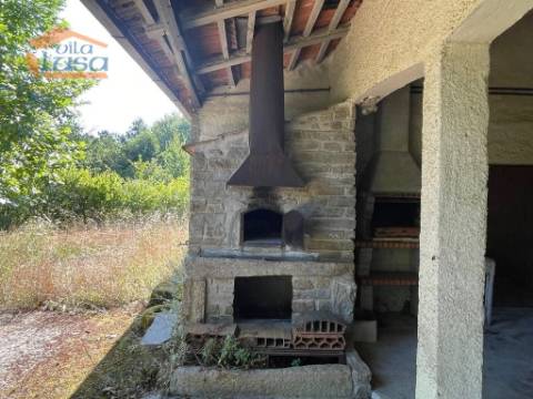 Prédio misto com moradia de 330m2 e terreno com 35000m2 em Mangualde