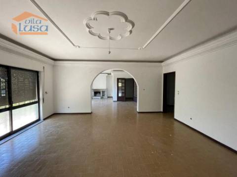 Prédio misto com moradia de 330m2 e terreno com 35000m2 em Mangualde