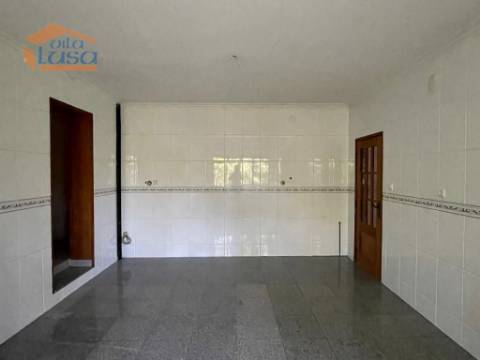 Prédio misto com moradia de 330m2 e terreno com 35000m2 em Mangualde