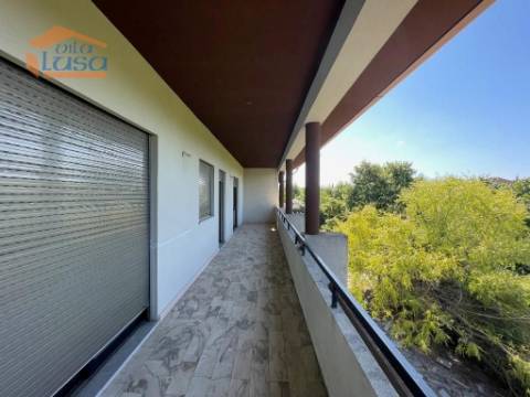 Prédio misto com moradia de 330m2 e terreno com 35000m2 em Mangualde