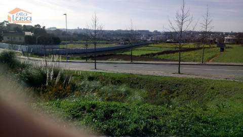 Terreno de gaveto para construção de moradia em Rio Tinto