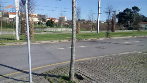 Terreno de gaveto para construção de moradia em Rio Tinto