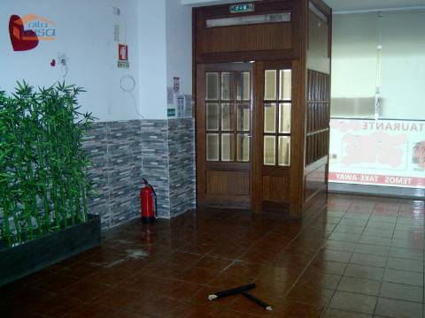 1 LOJA (2 frações unidas) junto às piscinas de Águas Santas