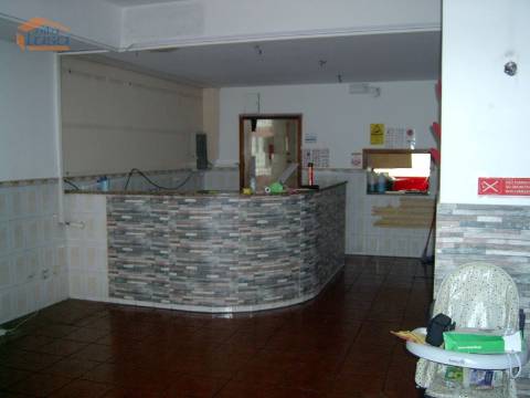 1 LOJA (2 frações unidas) junto às piscinas de Águas Santas