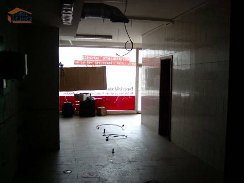 1 LOJA (2 frações unidas) junto às piscinas de Águas Santas