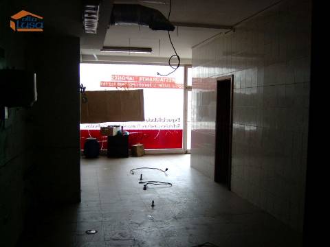 1 LOJA (2 frações unidas) junto às piscinas de Águas Santas