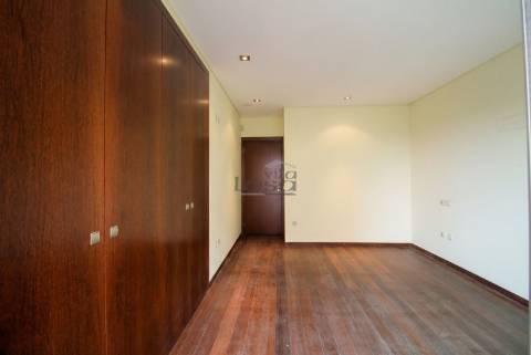 Moradia Nova T4 Centro de Vila Nova de Gaia garagem para 3 carros 