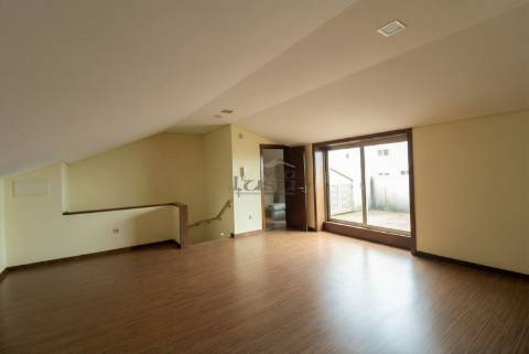 Moradia Nova T4 Centro de Vila Nova de Gaia garagem para 3 carros 