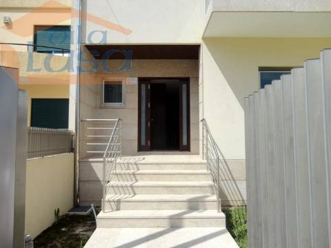Moradia Nova T4 Centro de Vila Nova de Gaia garagem para 3 carros 