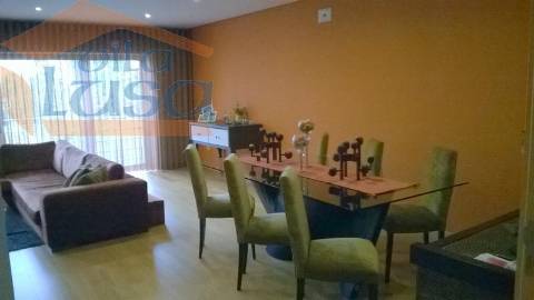 Moradia de 3 Frentes em "Vila Beatriz"