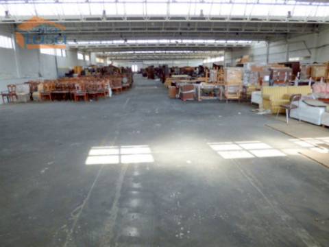 Armazém 8.000 m2 de área coberta Vila Nova de Gaia