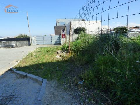 Lote de Terreno Oliveira do Douro Centro construção de Moradia 3 Frentes