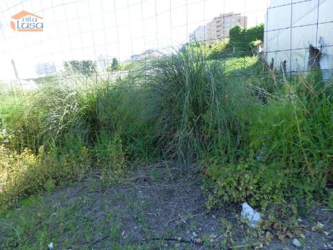 Lote de Terreno Oliveira do Douro Centro construção de Moradia 3 Frentes