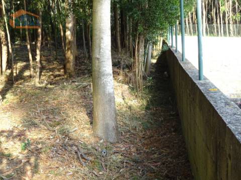 Terreno com 2.200 m2 para construção de uma moradia de 4 frentes em Perosinho e Seixezelo