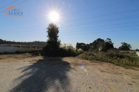 Terreno com 12.317 m2 no centro dos Carvalhos para a construção de 13 moradias Térreas de 4 Frentes