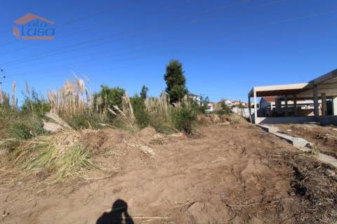 Terreno com 12.317 m2 no centro dos Carvalhos para a construção de 13 moradias Térreas de 4 Frentes
