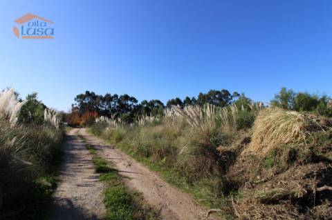 Terreno com 12.317 m2 no centro dos Carvalhos para a construção de 13 moradias Térreas de 4 Frentes