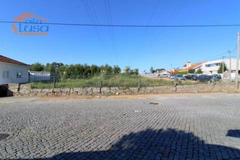 Terreno com 12.317 m2 no centro dos Carvalhos para a construção de 13 moradias Térreas de 4 Frentes