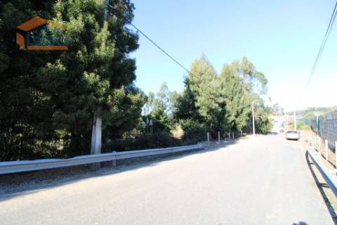 Terreno com 2.319,70 m2 no centro dos Carvalhos para a construção de moradia de 4 Frentes