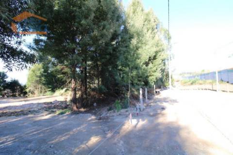 Terreno com 2.319,70 m2 no centro dos Carvalhos para a construção de moradia de 4 Frentes