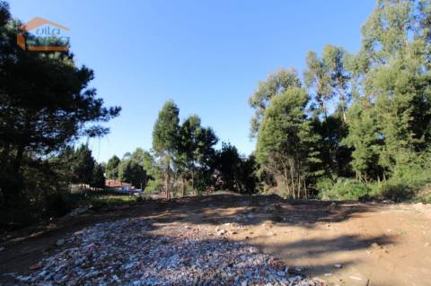 Duas Parcelas de Terreno com  4.627,30 m2 no centro dos Carvalhos para a construção de moradias de 4 Frentes