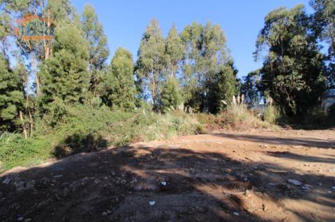 Duas Parcelas de Terreno com  4.627,30 m2 no centro dos Carvalhos para a construção de moradias de 4 Frentes