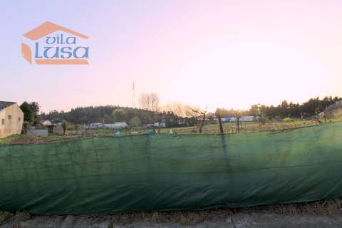 Terreno agrícola com 5.300 m2 junto a linha de água