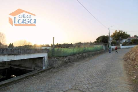 Terreno agrícola com 5.300 m2 junto a linha de água