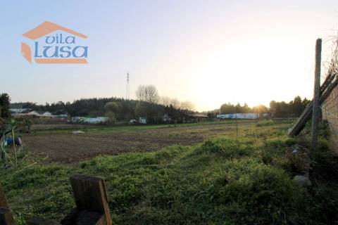 Terreno agrícola com 5.300 m2 junto a linha de água