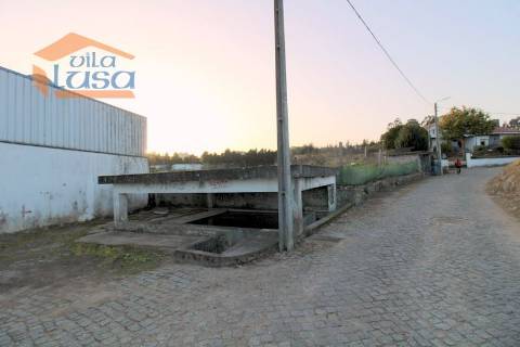 Terreno agrícola com 5.300 m2 junto a linha de água