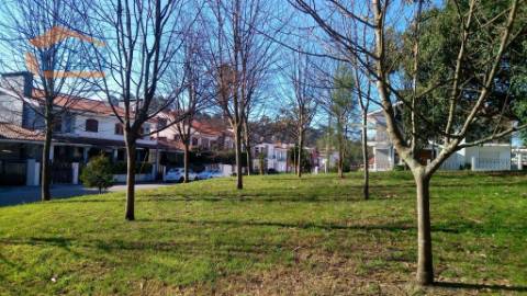 Excelente oportunidade de investimento! Temos disponível para venda um terreno urbano com três frentes. 