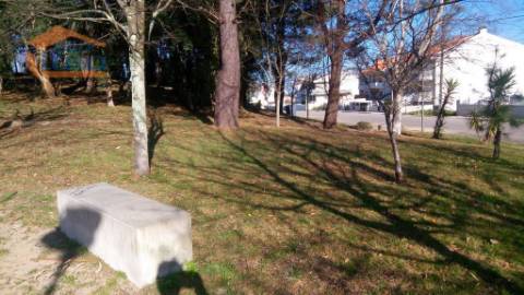 Excelente oportunidade de investimento! Temos disponível para venda um terreno urbano com três frentes. 