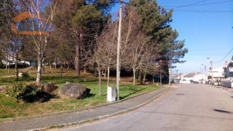 Excelente oportunidade de investimento! Temos disponível para venda um terreno urbano com três frentes. 