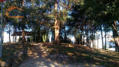 Excelente oportunidade de investimento! Temos disponível para venda um terreno urbano com três frentes. 