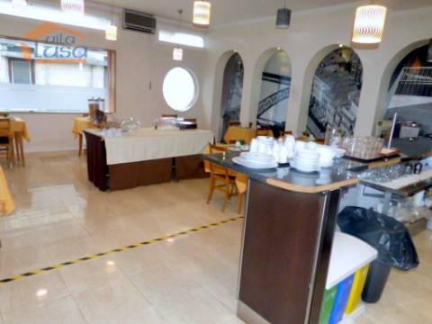 Prédio no Porto destinado a Hotel com 20 quartos a Funcionar