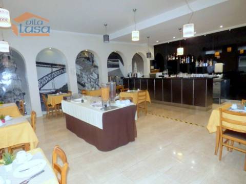 Prédio no Porto destinado a Hotel com 20 quartos a Funcionar