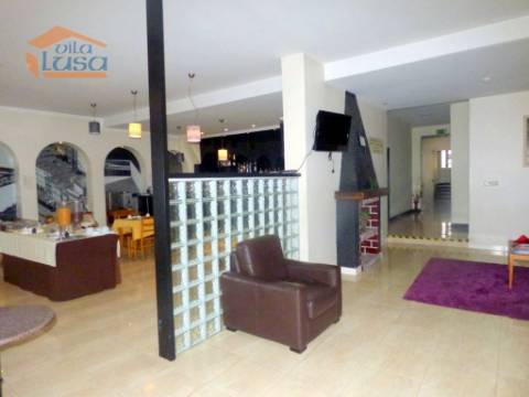 Prédio no Porto destinado a Hotel com 20 quartos a Funcionar