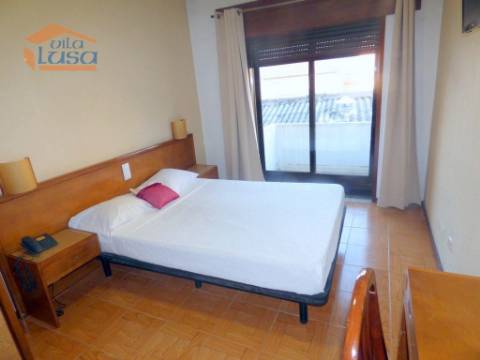 Prédio no Porto destinado a Hotel com 20 quartos a Funcionar