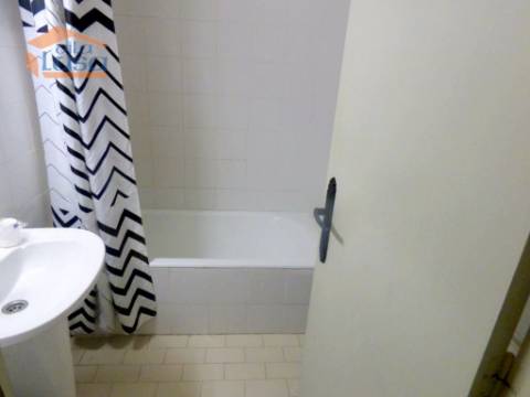 Prédio no Porto destinado a Hotel com 20 quartos a Funcionar