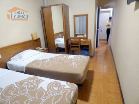 Prédio no Porto destinado a Hotel com 20 quartos a Funcionar