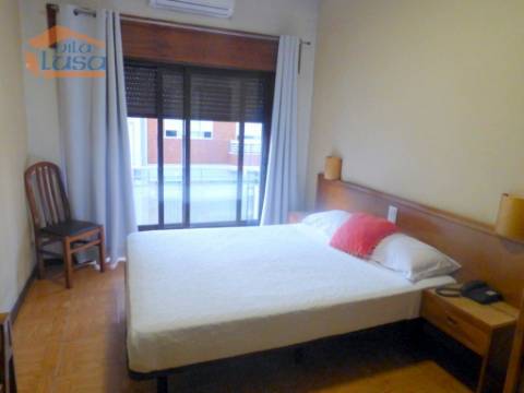 Prédio no Porto destinado a Hotel com 20 quartos a Funcionar