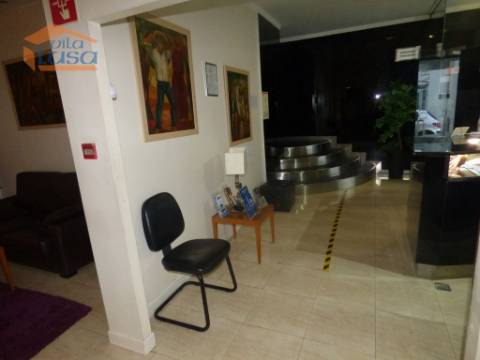 Prédio no Porto destinado a Hotel com 20 quartos a Funcionar