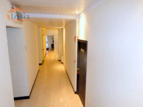 Prédio no Porto destinado a Hotel com 20 quartos a Funcionar