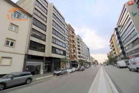 Escritório na Avenida Boavista ao Lado do Hotel Porto Palácio com 4 lugares de garagem