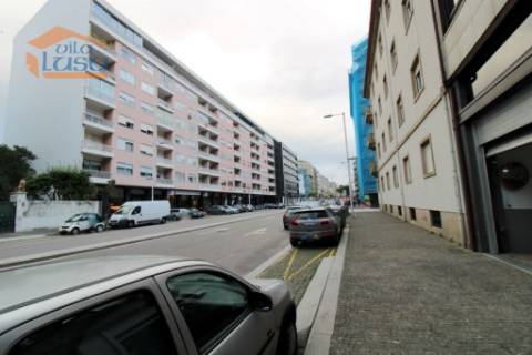 Escritório na Avenida Boavista ao Lado do Hotel Porto Palácio com 4 lugares de garagem