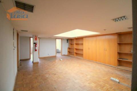 Escritório na Avenida Boavista ao Lado do Hotel Porto Palácio com 4 lugares de garagem