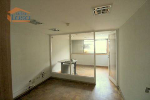 Escritório na Avenida Boavista ao Lado do Hotel Porto Palácio com 4 lugares de garagem