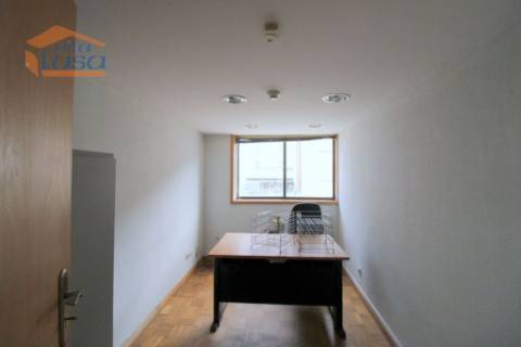 Escritório na Avenida Boavista ao Lado do Hotel Porto Palácio com 4 lugares de garagem