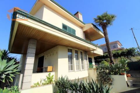 Oportunidade Imperdível! Moradia 4 Frentes com Jardim T5, 2 suítes em Mafamude, Vila Nova de Gaia